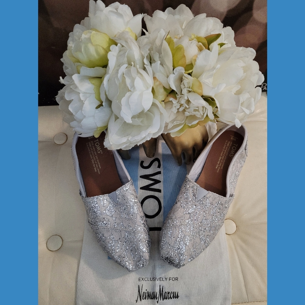 *SOLD* TOMS NWT Lace Glitz Shoes - Size 8